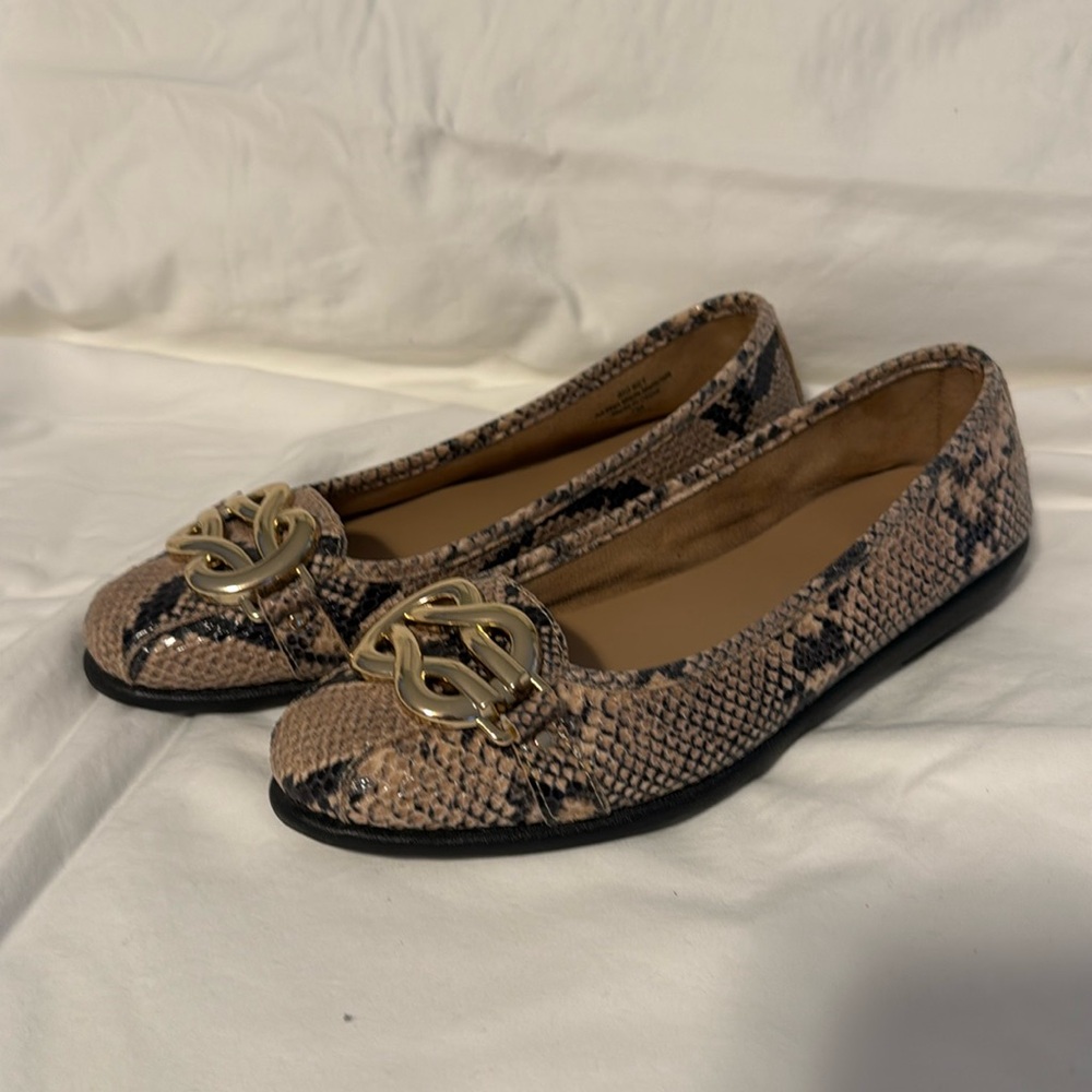Aerosols Big Bet Natural Snake shoes gold buckle. Size 7M. Excellent condition.